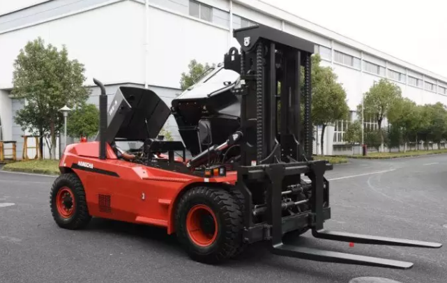 【大噸位】杭叉新款X系列16噸重裝叉車交付某企業！